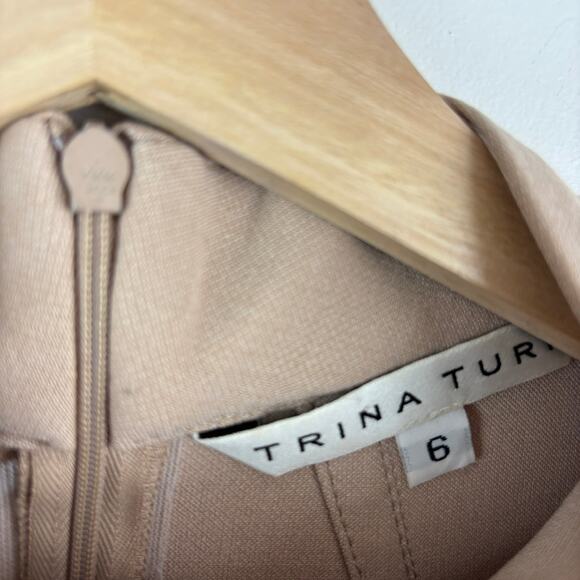 MINIMALIST Longline Top – Trina Turk High Neck Side Slit Neutral – Size 6 - Picture 5 of 9